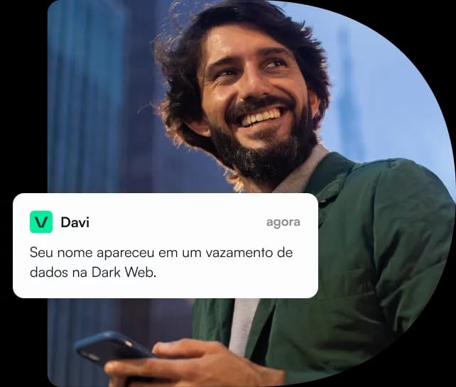 Pessoa recebendo uma notificação de vazamento de dados no celular