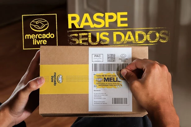 Pessoa coletando dados pessoais para proteger suas informações financeiras durante entrega de compra no Mercado Livre, campanha Rastre Seus Dados.