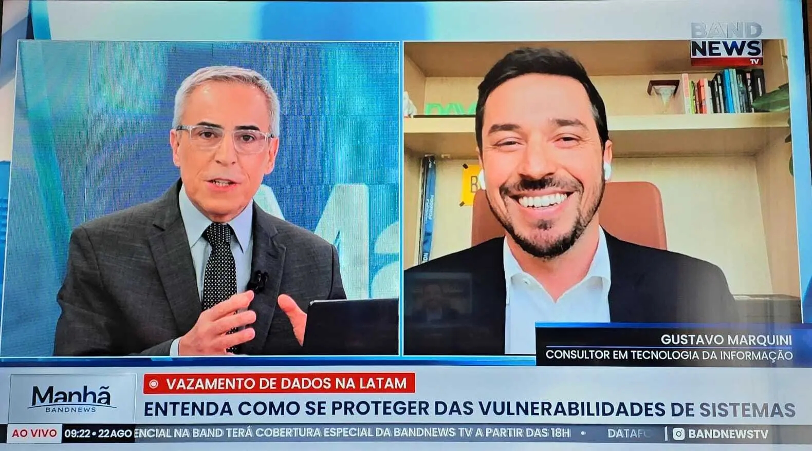 Imagem em tela dupla de um telejornal com dois apresentadores discutindo segurança da informação e prevenção a vazamento de dados, com faixa 